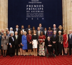 Fotografía de grupo de Sus Majestades los Reyes y Su Majestad la Reina Doña Sofía, con los premiados y sus familiares, tras imponerles la insigmia de 